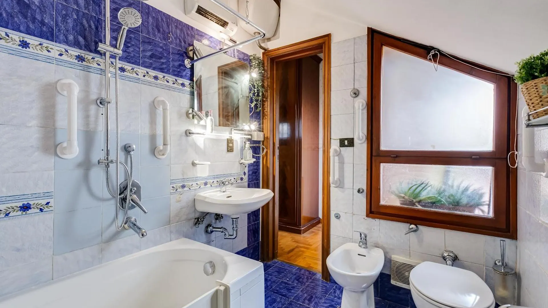 The Elegant Penthouse - Ampio Attico Con Posto Auto Apartment Rome 0*,  Italy